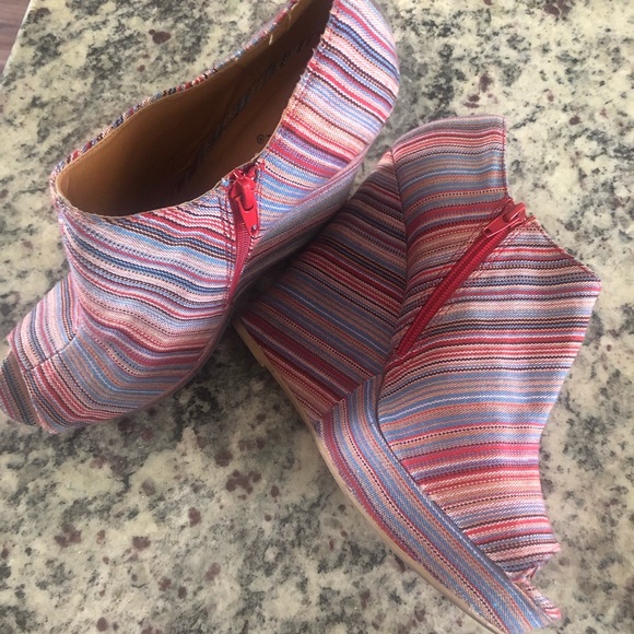 💖5/$25 Quipid rainbow fabric wedges w/ peep toe size 10 - Picture 5 of 10